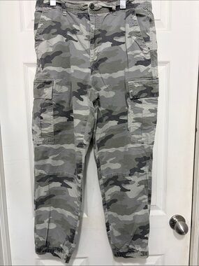 Women’s American Eagle Gray Camo Cargo Pants